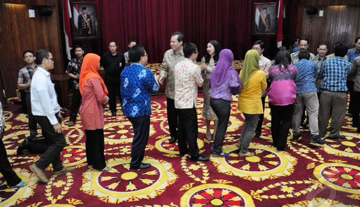Acara halal bihalal ini dimulai sejak pukul 11.30 WIB, dan dihadiri pegawai Kemenko. Berbaris melingkar, satu per satu para pegawai menyalami CT (Liputan6.com/Faizal Fanani)