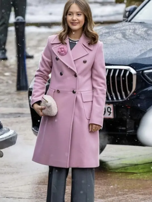Princess Josephine tampak mengenakan coat pink dengan celana. Coat over pants ini tampak begitu stylish.  [Foto: Instagram/ royal.children]