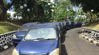 Bangkai Puluhan Mobil Pelat Merah di Gedung DPR