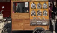 Unik, Bule Jerman Jual Pancake Pakai Gerobak di Pinggiran Jalan Jakarta