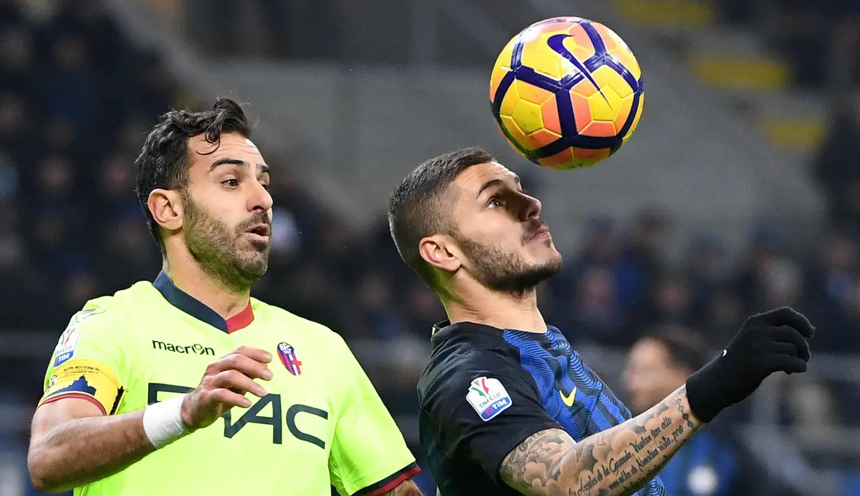 Pemain Inter, Mauro Icardi (kanan) berduel dengan pemain Bologna, Domenico Maietta  pada laga Coppa Italia di  Giuseppe Meazza, Milan, (17/1/2017). Inter Milan 3-2.  (EPA/Daniel Dal Zennaro)