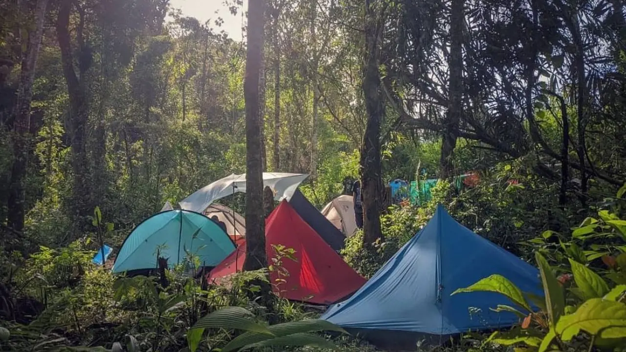 Pendaki kemping di Gunung Sanggara, salah satu wisata Bandung
