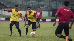 Para pemain muda Bali United antusia berlatih jelang laga uji coba melawan Persib di Stadion Siliwangi, Bandung. (Bola.com/Vitalis Yogi Trisna)