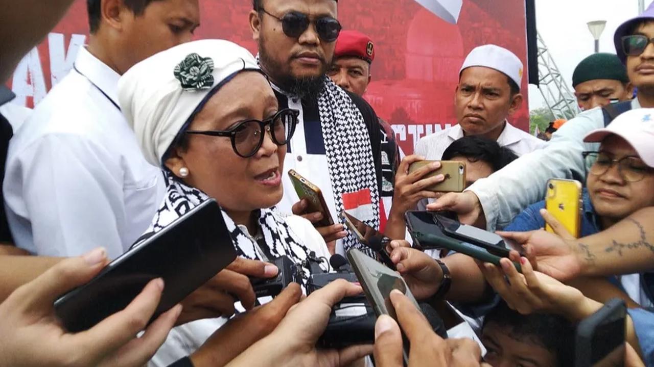 Retno menjelaskan, Kementerian Luar Negeri saat ini mengupayakan WNI lain yang merupakan satu keluarga dievakuasi dari tanah Palestina.<br>