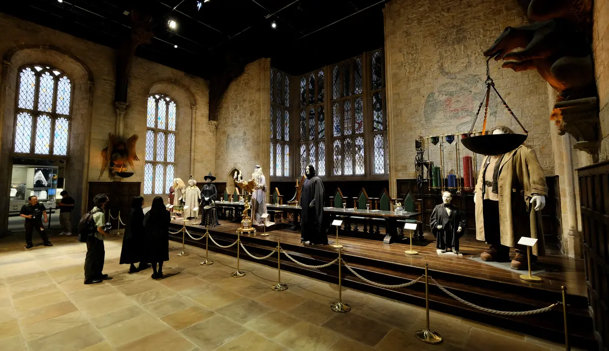 Warner Bros Studio Tour Tokyo - The Making of Harry Potter, atraksi Harry Potter dalam ruangan terbesar di dunia, akan menampilkan set sekolah sihir dan alat peraga yang memungkinkan pengunjung untuk merasakan pengalaman di balik layar produksi dunia fantasi film tersebut. (Photo by Kazuhiro NOGI / AFP)