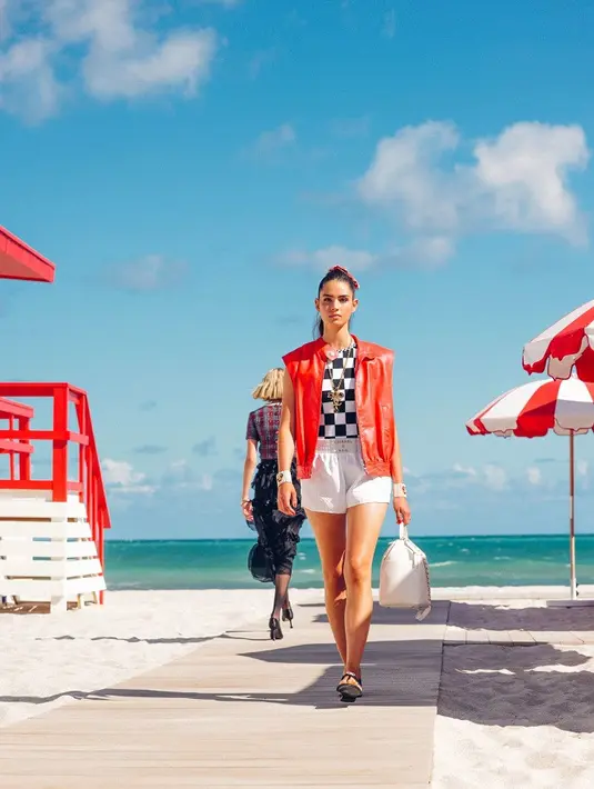 Suasana pinggir pantai membuat fashion show tampak berbeda dari biasanya.  [Dok/Chanel].
