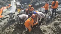 Personel gabungan mengevakuasi salah satu korban longsor tambang emas ilegal di Kabupaten Parigi Moutong, Kamis (25/2/2021). (Foto: Basarnas Palu).