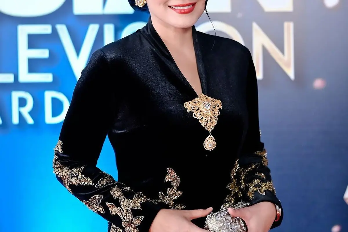 6 Pesona Anggun Titi Kamal Berkebaya Hitam Hadir di Asian Television Awards 2024