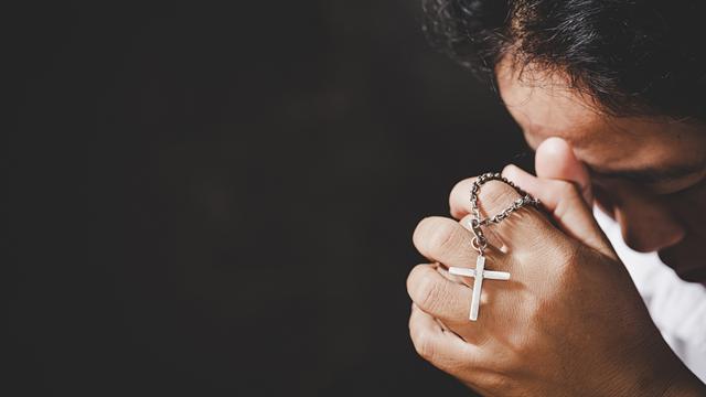 Ilustrasi orang tua (ibu) berdoa untuk anaknya. (Sumber: freepik.com)