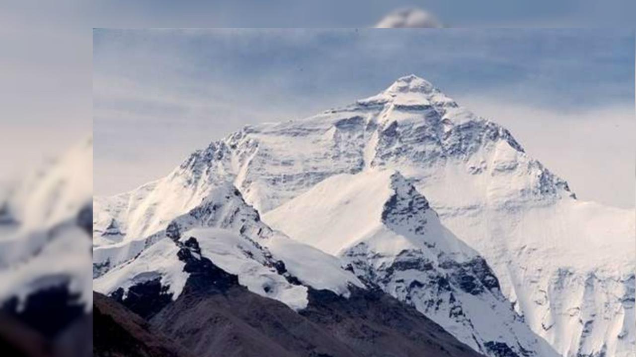 Cartenz: Keindahan dan Tantangan di Puncak Tertinggi Indonesia