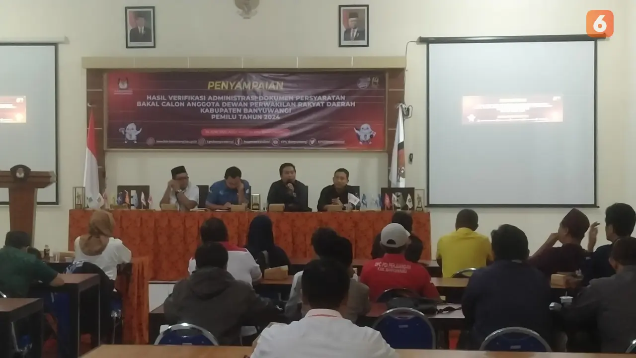 KPU Banyuwangi mengumumkan hasil verifikasi adaminsitrasi berkas ratusan bacaleg dari 18 Partai Politik Peserta Pemilu 2024 (Hermawan Arifianto/Liputan6.com)