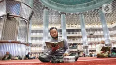 Umat Muslim membaca Al-Qur'an di Masjid Istiqlal, Jakarta, Jumat (7/3/2025). (Liputan6.com/Angga Yuniar)