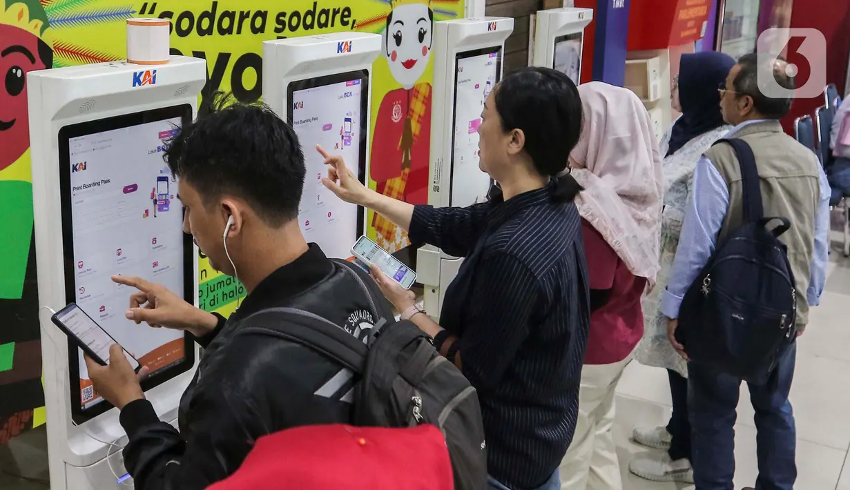 KAI menambah jumlah armada kereta sebanyak 86 unit selama periode libur Natal dan Tahun Baru (Nataru) mendatang. (Liputan6.com/Angga Yuniar)