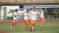 Pemain Sragen United merayakan gol yang dicetak ke gawang Persipon Pontianak di Stadion Sultan Syarif Abdurahman, Minggu (23/4/2017)