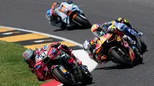 Pembalap Spanyol, Marc Marquez, dari tim Ducati Lenovo mengendalikan sepeda motornya diikuti oleh pembalap Spanyol, Pedro Acosta, dari tim Red Bull KTM Factory Racing selama balapan MotoGP Grand Prix Italia di sirkuit Mugello di Scarperia, Italia, Minggu, 31 Mei 2026. (AP Photo/Antonio Calanni)