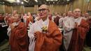 Sejumlah biksu wanita berdoa selama Konferensi Perdamaian Bhikkhuni Buddha Dunia di Seoul, Korea Selatan (12/4). (AP Photo / Ahn Young-joon)