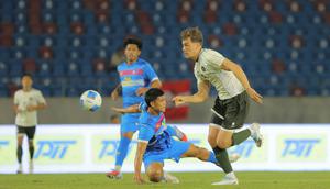 Aksi striker Timnas Indonesia U-22, Mauro Zijlstra saat menghadapi Filipina dalam laga Grup C SEA Games 2025 di Stadion 700th Anniversary, Chiang Mai, Thailand, Senin (8/12/2025). (Bola.com/Bagaskara Lazuardi)