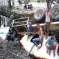 Truk molen bermuatan adukan semen masuk parit Tokaya di Jalan Purnama II, Rabu (5/12) sekira pukul 11.30 WIB. (Andi Ridwansyah/Jawa Pos Group)