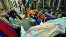 Suasana toko kain lokal di Pasar Baru, Jakarta, Selasa (24/3/2015). Pengusaha tekstil nasional meminta Presiden Jokowi untuk melakukan kerja sama dengan Uni Eropa dan Turki agar bisa meningkatkan ekspor tekstil nasional.(Liputan6.com/Faizal Fanani)