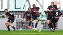 Pemain Sassuolo Matheus Henrique mencetak gol ke gawang AC Milan pada pertandingan sepak bola Liga Italia di Stadion San Siro, Milan, Italia, 29 Januari 2023. AC Milan dipermalukan 2-5 oleh Sassuolo. (AP Photo/Antonio Calanni)
