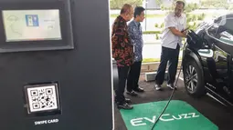 Komisaris BCA Cyrillus Harinowo dan Direktur BCA Frengky Chandra Kusuma melihat demo pengisian energi listrik pada mobil listrik pada peresmian SPKLU di BSD, Tangerang, Kamis (28/04/2022). Kehadiran SPKLU di area Wisma BCA Foresta sejalan dengan upaya perusahaan dalam mempercepat realisasi tujuan Pembangunan Berkelanjutan (Sustainable Development Goals/SDGs). (Liputan6.com/HO/BCA)
