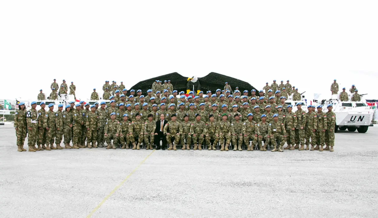 Panglima TNI Jenderal TNI Dr. Moeldoko berfoto bersama prajurit TNI yang melakukan misi Perdamaian PBB di Lebanon, Minggu (12/4/2015). (Dok.TNI)