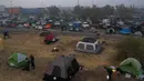 Sejumlah tenda terpasang di kamp pengungsian di sebuah lapangan di samping tempat parkir Walmart, Chico, California, AS (16/11). Akibat kebakaran yang terjadi di California sekitar 63 orang tewas. (AFP Photo/Justin Sullivan)