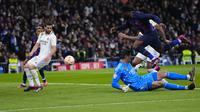 Eder Militao dari Real Madrid mencetak gol bunuh diri melewati kipernya selama semifinal Copa del Rey Spanyol, pertandingan sepak bola leg pertama antara Real Madrid dan Barcelona di stadion Santiago Bernabeu di Madrid, Spanyol, Kamis, 2 Maret 2023. (Foto AP / Manu Fernandez)