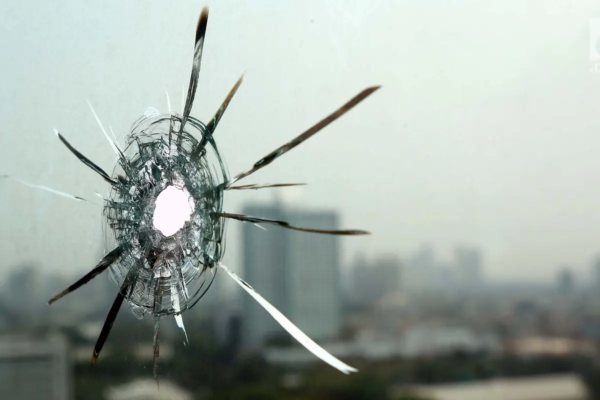 Kondisi Kaca Ruang Anggota DPR Akibat Peluru Nyasar