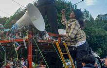 FOTO: Panas! Pengunjuk Rasa Dukung dan Tolak Hak Angket Terlibat Ricuh di Depan Gedung DPR