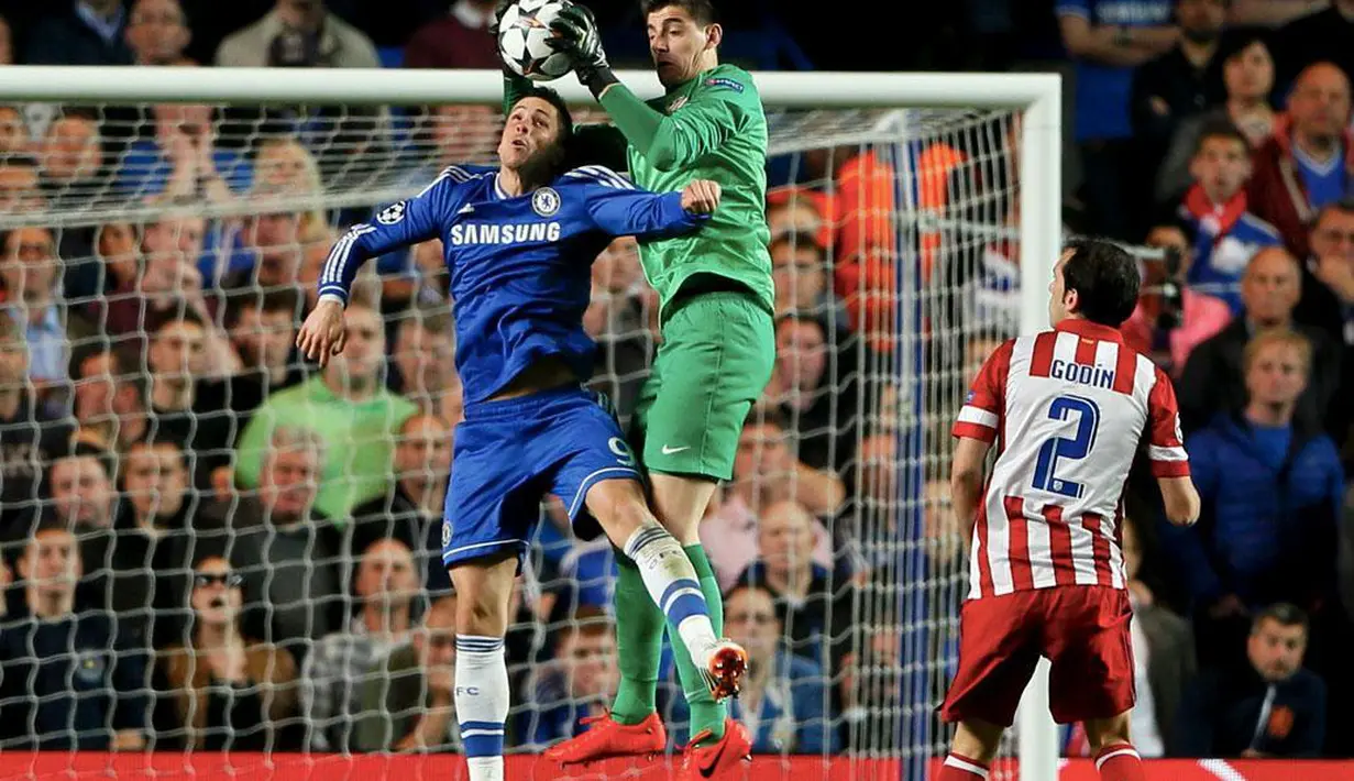 Penjaga gawang Atletico Madrid, Thibaut Courtois, mengamankan penguasaan bola dari tandukan penyerang Chelsea, Fernando Torres (kiri) saat laga kedua semifinal Liga Champions di Stamford Bridge, London (1/5/2014). (REUTERS/Stefan Wermuth)