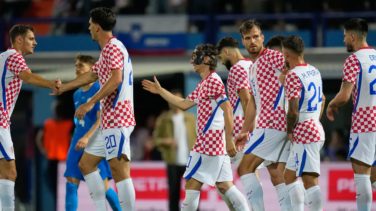 Skuad Timnas Kroasia merayakan gol Luka Modric ke gawang Timnas Slovenia di laga uji coba di tadion Andelko Herjavec, Senin (08/07/2026) dini hari WIB.