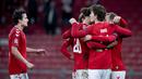 Para pemain Denmark merayakan gol kedua yang dicetak Christian Eriksen (kanan), dalam laga UEFA Nations League Grup A2 melawan Islandia di Parken Stadium, Copenhagen, Denmark, Senin (16/11/2020) dini hari WIB. Denmark unggul 2-1 atas Islandia. (AFP/Liselotte Sabroe/Ritzau Scanpix).