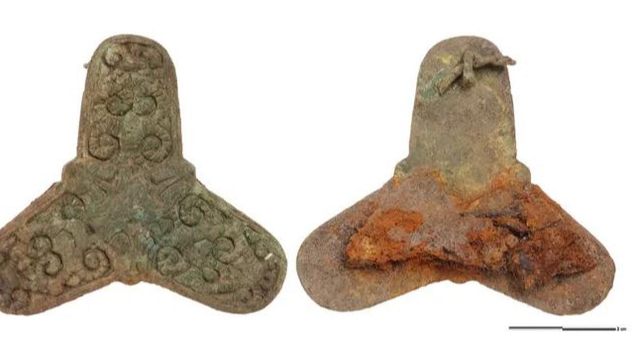 Gesper tiga lobus untuk gaun, terbuat dari perunggu, ditemukan di kuburan Viking di Denmark.