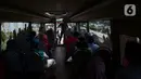 <p>Warga naik bus tingkat Transjakarta dengan atap terbuka di Jakarta, Selasa (10/5/2022). Selama libur Lebaran, bus wisata tersebut melayani warga menuju berbagai rute destinasi wisata Ibu Kota. (merdeka.com/Imam Buhori)</p>