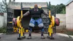 Iron Biby berlatih di rumahnya di Bobo-Dioulasso, kota terbesar kedua di Burkina Faso pada 24 September 2018. Bernama asli Cheick Ahmed al-Hassan Sanou, Iron Biby digadang sebagai pria terkuat se-Burkina Faso. (OLYMPIA DE MAISMONT / AFP)