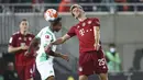 Penyerang Bayern Munchen Thomas Muller (kanan) dan gelandang Greuther Fuerth, Julian Green pada pekan keenam Liga Jerman 2021/2022 di Trolli Arena, Sabtu (25/9/2021) dini hari WIB. Die Roten –julukan Bayern Munchen – menang 3-1 atas tim promosi Greuther Furth. (Daniel Karmann/dpa via AP)