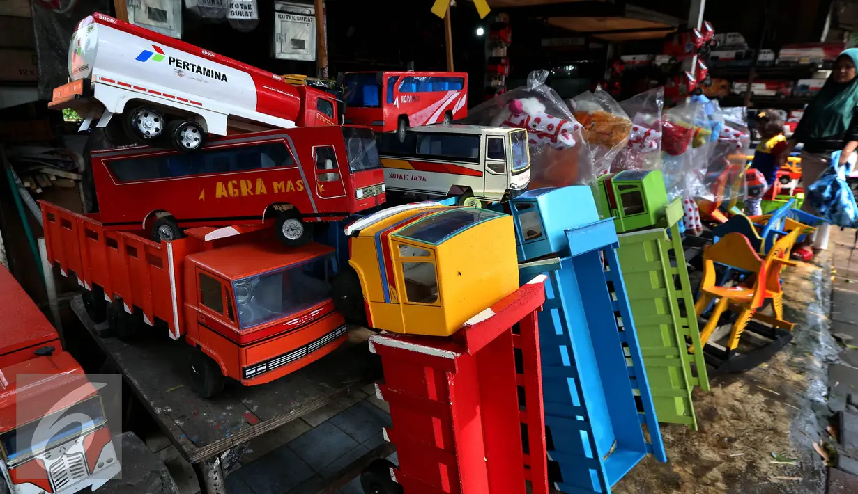 Sejumlah mainan kayu dipajang di kawasan Kalibata, Jakarta, Selasa (18/10). Meski kerajinan kayu mulai tergencet oleh mainan dari bahan plastik maupun elektronik, beberapa diantaranya masih tetap eksis. (Liputan6.com/Johan Tallo)