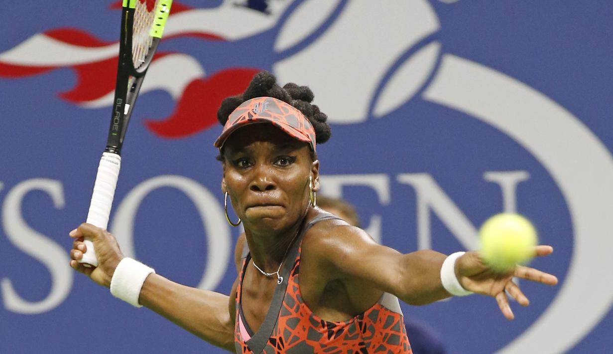 Aksi petenis AS, Venus Williams saat melawan Petra Kvitova pada perempat final AS Terbuka 2017 di Arthur Ashe Stadium, New York, (5/9/2017). Venus menang 6-3, 3-6, 7-6. (AP/Kathy Willens)