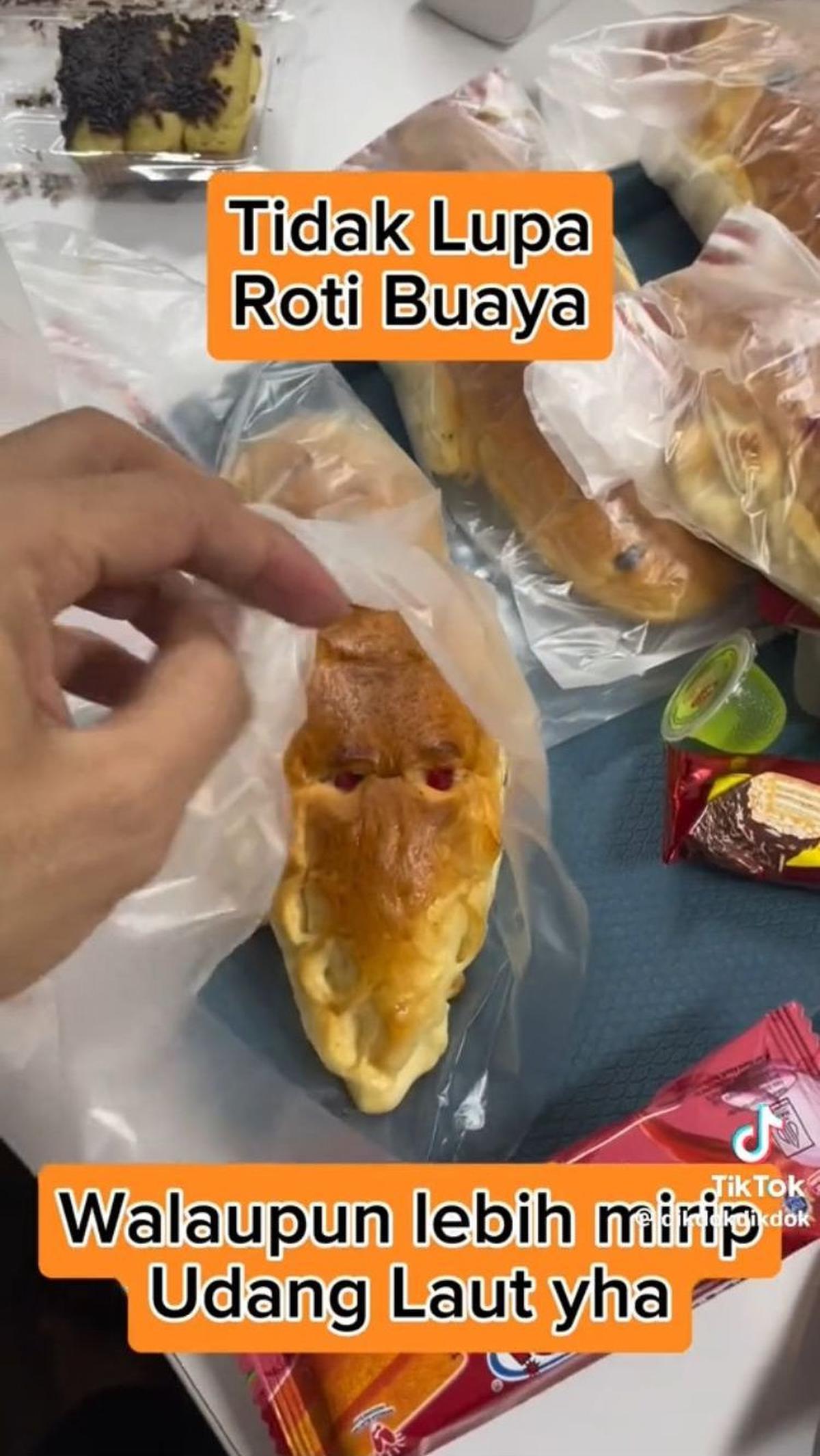 Melestarikan adat Betawi, mereka juga menyiapkan roti buaya berukuran kecil untuk momen lamaran.