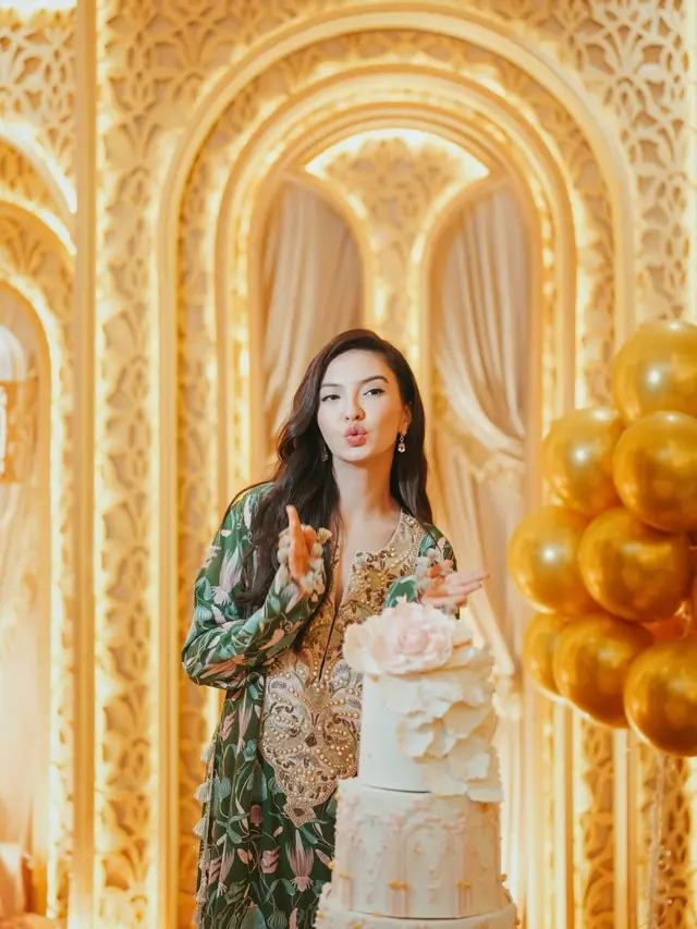 Raline Shah Rayakan Ulang Tahun ke-41 di Bulan Ramadan Bersama Keluarga, Awet Muda dengan Aura Mature dan Elegan