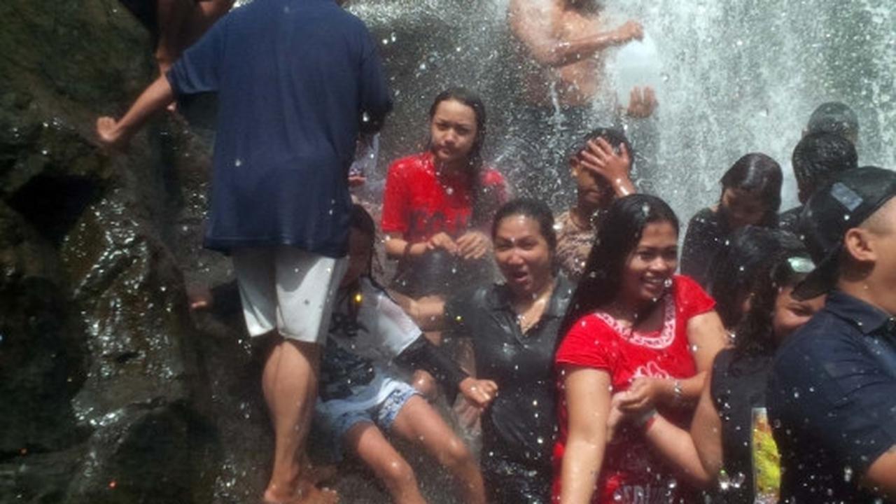Keceriaan wisatawan mandi di bawah Air Terjun Sedudo sebelum longsor