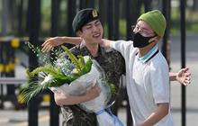 FOTO: Wamil Selesai, Ini Momen Jin Disambut Peluk Hangat Member BTS