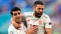 Pemain Spanyol, Jordi Alba (kanan) melakukan selebrasi setelah gol pertama timnya tercipta ketika pertandingan Perempatfinal Euro 2020 melawan Swiss di Stadion Krestovsky, Saint Petersburg pada Jumat (02/06/2021). (AFP/Pool/Dmitri Lovetsky)