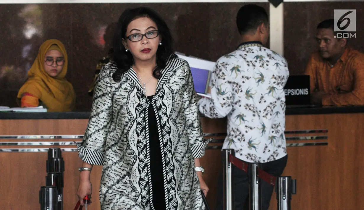 Dirjen PSLB3 KLHK, Rosa Vivien Ratnawati berada di gedung KPK, Jakarta, Jumat (28/9). Rosa Vivien diperiksa sebagai saksi untuk tersangka mantan Mensos dan Sekjen Partai Golkar Idrus Marham terkait suap proyek PLTU Riau-1. (Merdeka.com/Dwi Narwoko)