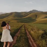 Foto Aliya Shagieva yang sedang menyusui memicu banyak respon. Rupanya, silang publik pendapat soal menyusui di ruang publik masih berjalan. | Sumber Foto: Instagram/@chestnayaaa