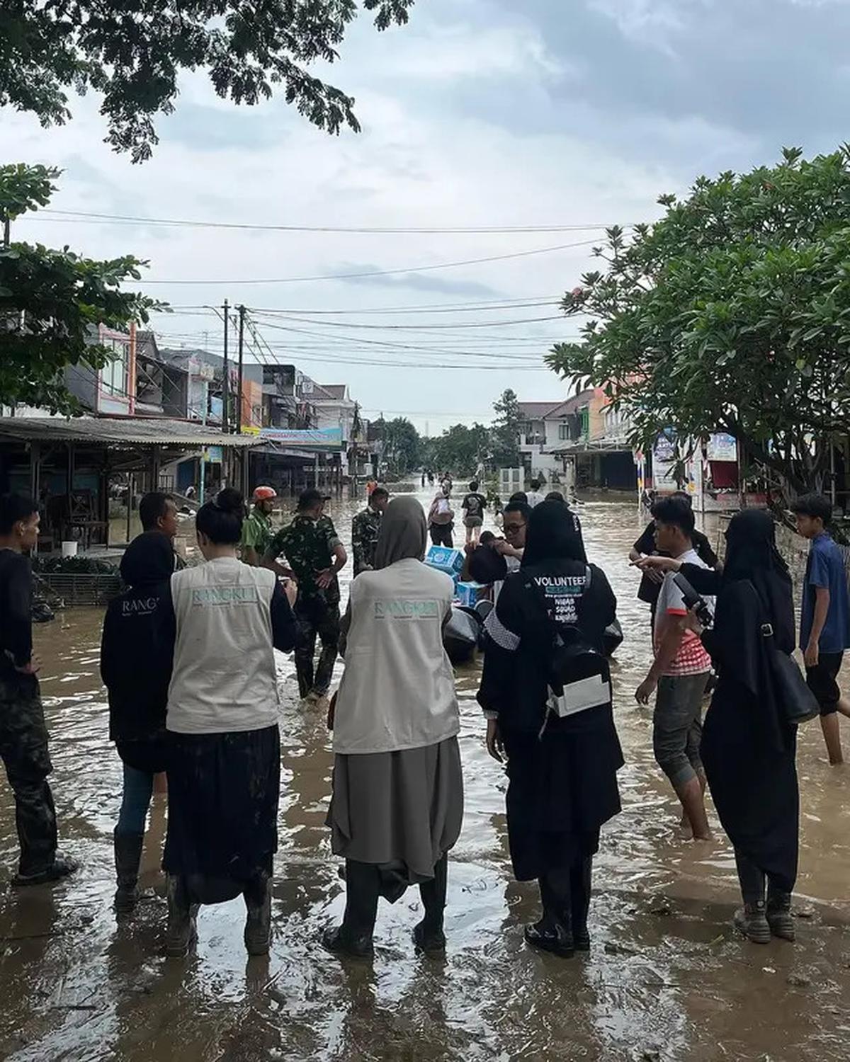 7 Aksi Zaskia Adya Mecca Bantu Korban Banjir Bekasi, Rela Naik Pick Up