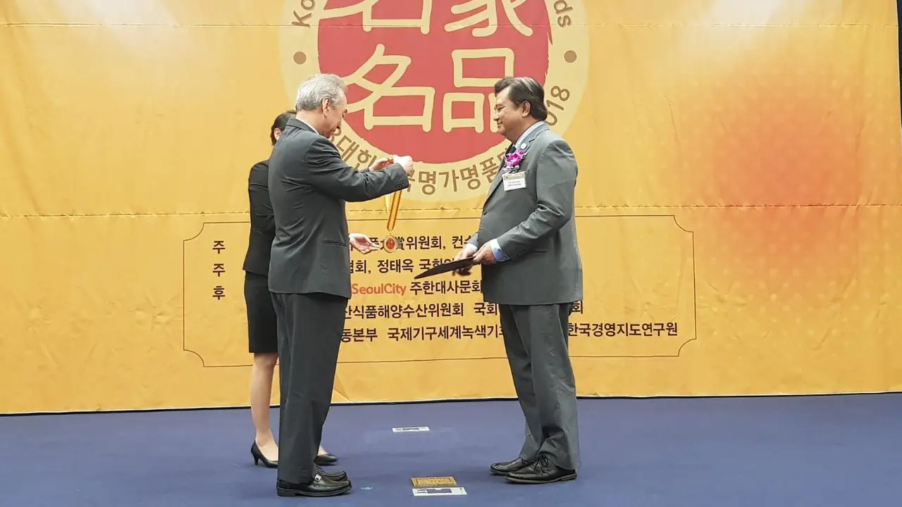 Duta Besar RI untuk Korea Selatan Umar Hadi (kanan) menerima penghargaan Duta Besar Terbaik 2018 dari pemerintah Korea Selatan (21/6) (sumber: KBRI Seoul)