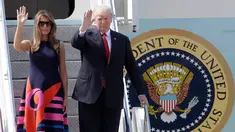 Presiden AS, Donald Trump dan Ibu Negara, Melania Trump turun dari pesawat sambil melambaikan tangan setibanya di Hamburg, Jerman, Kamis (6/7). Sejumlah kepala negara telah tiba di Hamburg jelang pembukaan KTT G20 pada 7-8 Juli 2017. (AP/Markus Schreiber)