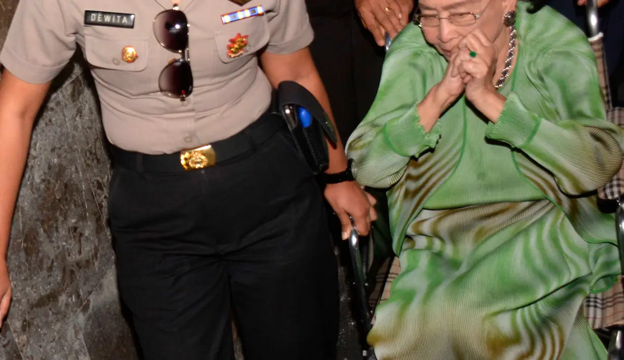 Usai diperiksa KPK Kartini Muljadi diam seribu bahasa saat awak media melontarkan pertanyaan, Jakarta, Selasa (19/4). Ini adalah pemeriksaannya yang kedua Kartini setelah 11 April 2016. (Liputan6.com/Helmi Afandi)